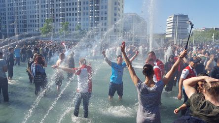 Feyenoord-fans massaal de fontein in om titel te vieren (video)