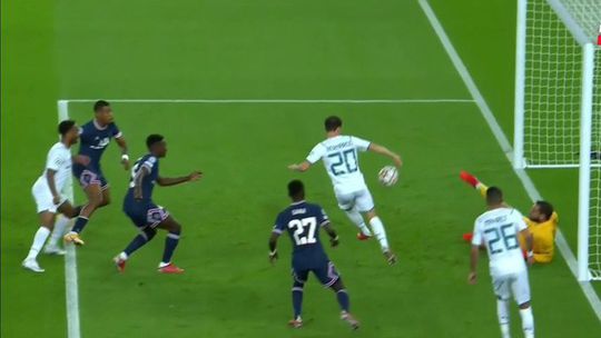 🎥 | Whoops... Bernardo Silva krijgt de bal er vanaf 1,5 meter NIET in