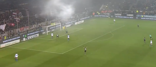 😅🎥 | Het gaat helemaal mis bij HSV in stadsderby: keeper jaagt terugspeelbal keihard in eigen goal