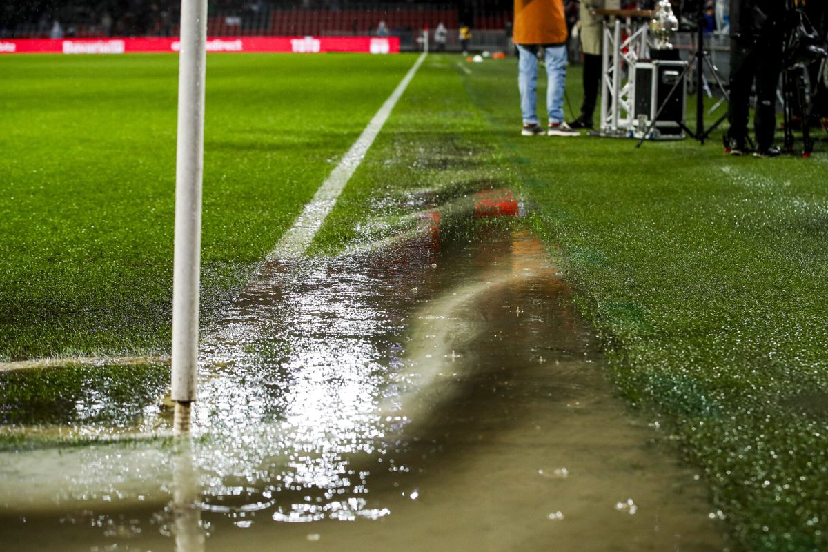 PSV - FC Twente afgelast door ongekend hondenweer in Eindhoven