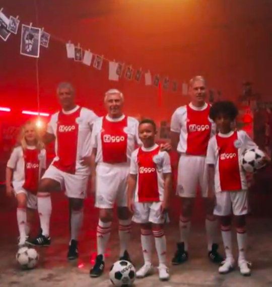 📸🎥 | Klassiek! Zo ziet het nieuwe thuisshirt van Ajax eruit