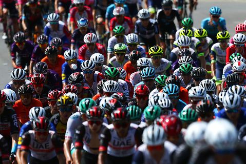 📸 | Mafkees veroorzaakt bijna massale valpartij in Vuelta omdat-ie selfie wil nemen