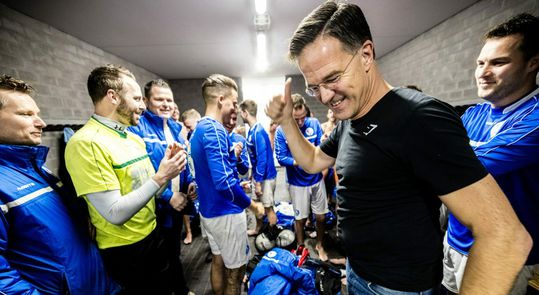 🎥 | Mark Rutte heeft functie elders: barman bij amateurclub JEKA