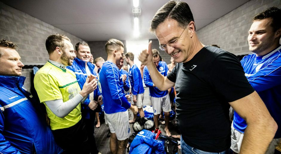 🎥 | Mark Rutte heeft functie elders: barman bij amateurclub JEKA