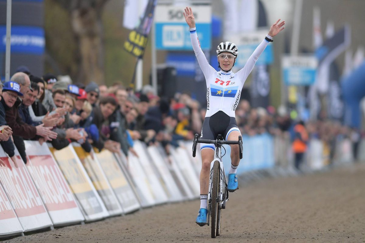 Europees kampioene Kastelijn heerst van start tot finish in Ambiancecross