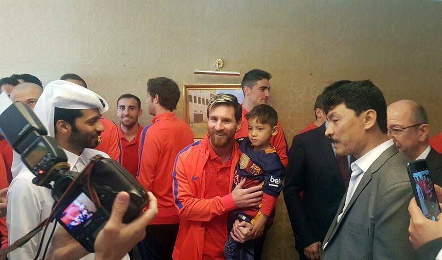 Jonge fan (6) is niet bij Messi weg te krijgen; scheidsrechter haalt hem weg (video)