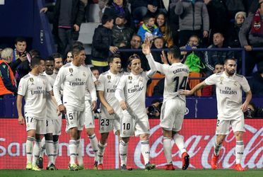 Ongelooflijk: Real Madrid krijgt strafschop na lachwekkende schwalbe Casemiro (video)