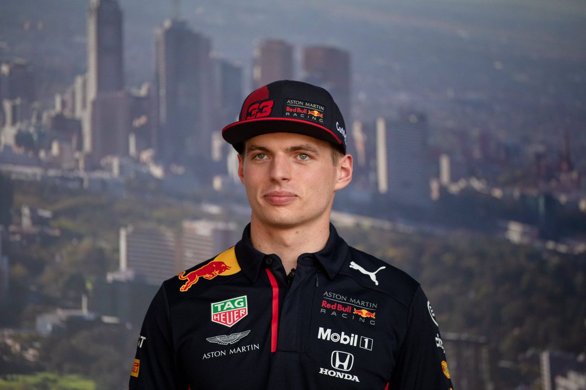 Verstappen vecht zich naar voren in mooie simrace