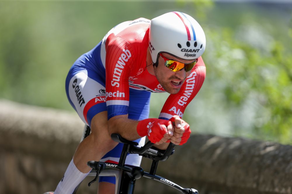 Dumoulin rijdt alles en iedereen naar huis en wint tijdrit