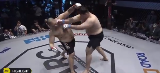 🎥 | Sterke Zuid-Koreaan hoekt opponent neer met moker op de kin