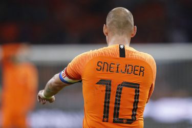 Kippenvel! Sneijder krijgt staande ovatie van Oranje-publiek bij wissel (video)