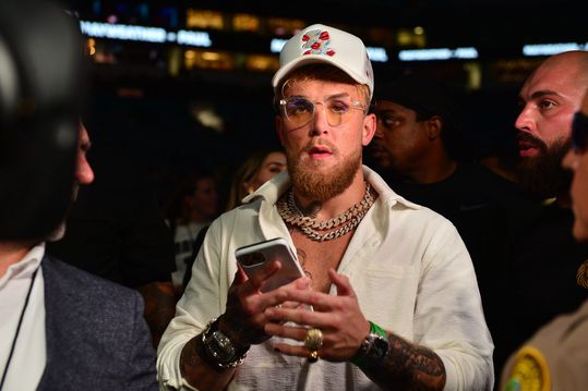 Jake Paul haalt uit naar UFC-baas Dana White: 'Betaal je vechters meer, kale zwerver'