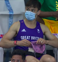 🎥😁 | Ontspan! Olympiër Tom Daley werkt op tribune rustig aan zijn breiwerkje