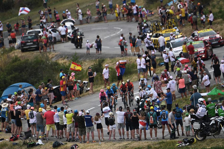 Tour-etappe afgelast door kutweer: check de beelden en je begrijpt waarom