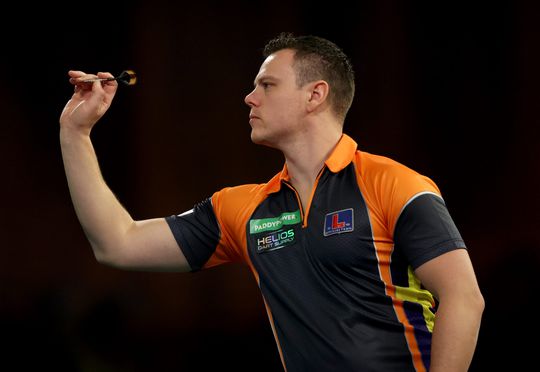 WK darts | Vlaggetje achter naam van darter Jeffrey de Graaf verandert tijdens wedstrijd van Nederland in Zweden