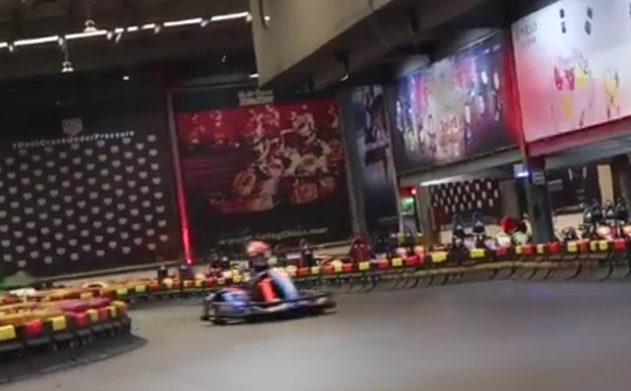 Max Verstappen keert terug naar zijn roots en rijdt rondjes in kart (video)