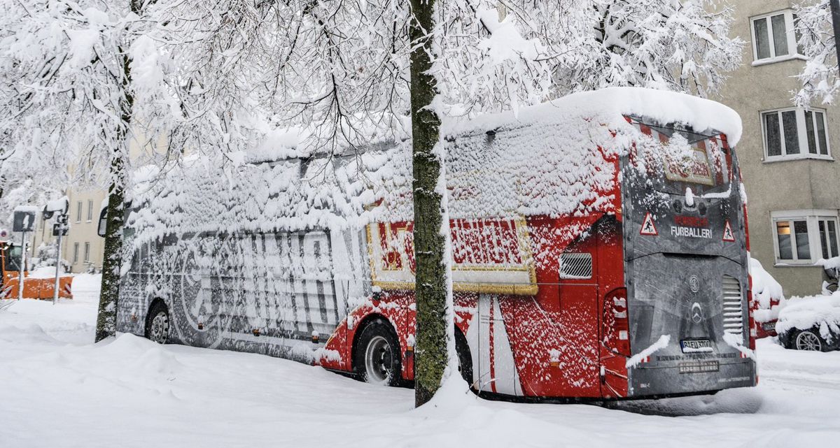 Teambus Union Berlin verdwijnt onder dik pak sneeuw: wedstrijd tegen Bayern München afgelast