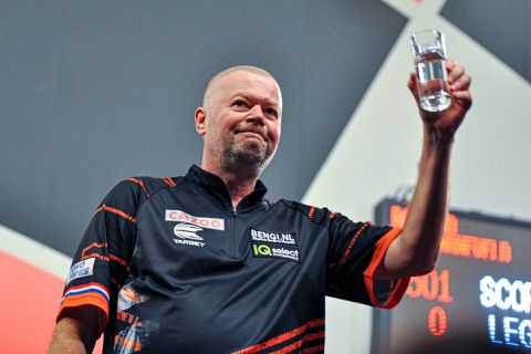 Speelschema EK darts donderdag: titanenstrijd tussen Raymond van Barneveld en Michael Smith