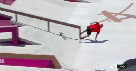 🎥 | Peruviaanse skateboarder klettert met edele delen tegen ijzeren stang
