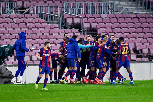 Koeman met Barcelona naar Spaanse bekerfinale na knotsgekke wedstrijd