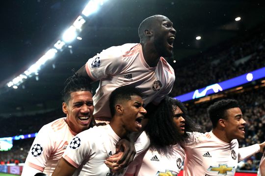 VAR-penalty in blessuretijd zorgt voor klassieke United-comeback tegen PSG (video's)