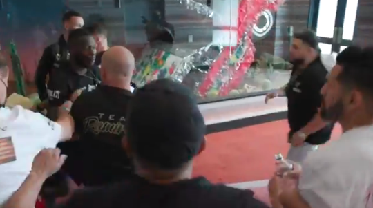 🎥 | Boksers vechten verder in hotelwandelgangen na zeer verhit weegmoment