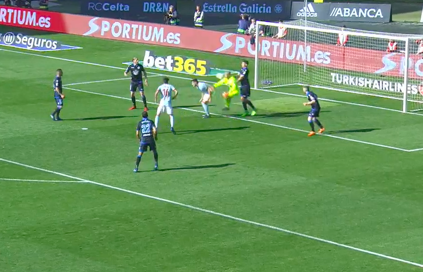 Klunskeeper! Celta op voorsprong dankzij zéér knullige Deportivo-goalie (video)
