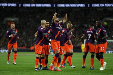 Mahrez scoort winnende goal voor City en draagt 'm op aan overleden Leicester-eigenaar (video)
