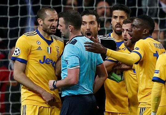 Schreeuwende en vloekende Buffon flink gestraft door UEFA