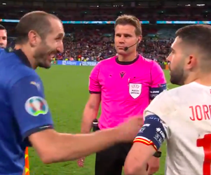 😂🎥 | Lacherige Giorgio Chiellini maakte Jordi Alba GEK tijdens de toss: 'Leugenaar!'
