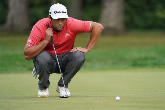 🎥 | Check de 'belachelijke putt' die Jon Rahm 1,5 miljoen euro opleverde