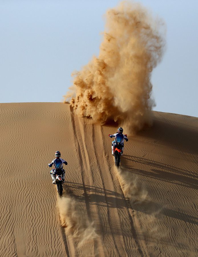 Verstappen hapt zand in woestijn op crossmoter (video)