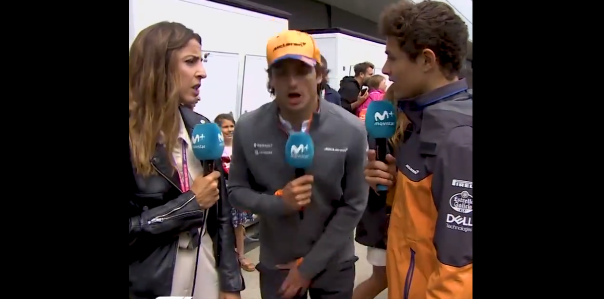 HAHA! Ricciardo tikt Sainz 'subtiel' op zijn ballen tijdens interview (video)