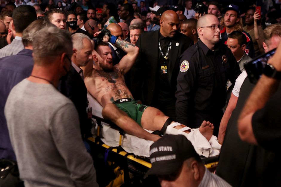 🎥 | Conor McGregor breekt zijn enkel op gruwelijke wijze en verliest van Dustin Poirier