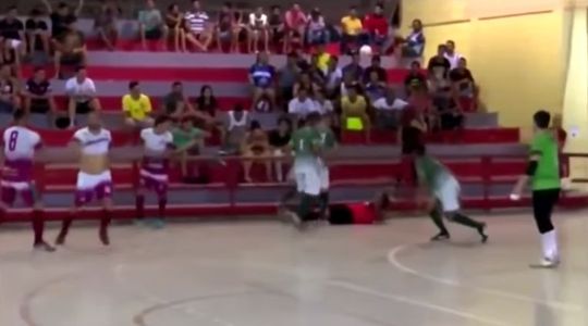 Geflipte Braziliaanse zaalvoetballer trapt scheidsrechter keihard in het gezicht (video)
