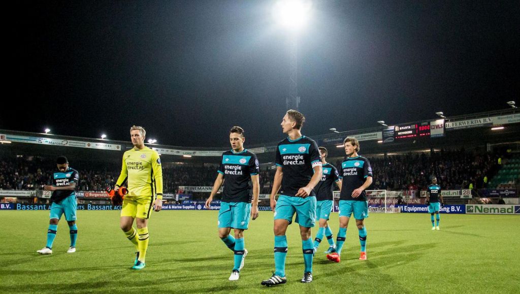 Ontbijtshake: Crisis bij PSV na bekerdrama en bekerkrakers in Engeland