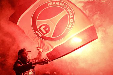 🎥 | PSG-fans ontvangen spelersbus met dikke pyro en sfeeractie