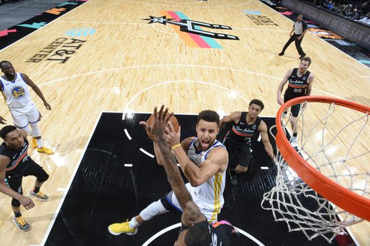 🎥 | Stephen Curry krijgt bal op onmogelijke wijze in de basket