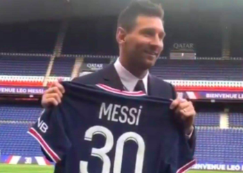 Beelden uit Parijs: Lionel Messi in PSG-shirt, mét oude rugnummer 30