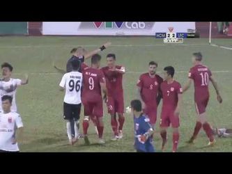 Vietnamese voetballers hebben genoeg van scheids en geven expres 3 goals weg (video)