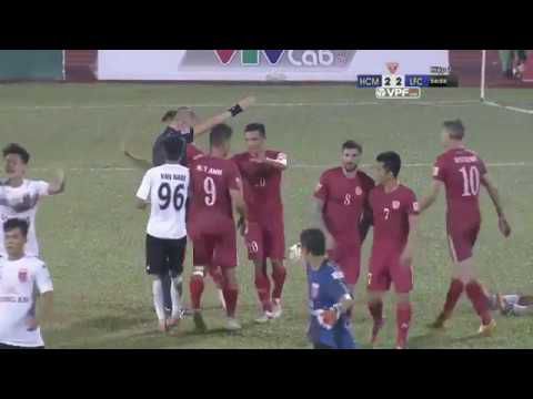 Vietnamese voetballers hebben genoeg van scheids en geven expres 3 goals weg (video)
