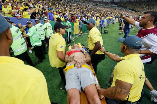 🎥 | Chaos bij Brazilië - Argentinië: fans worden door politie met knuppels geslagen