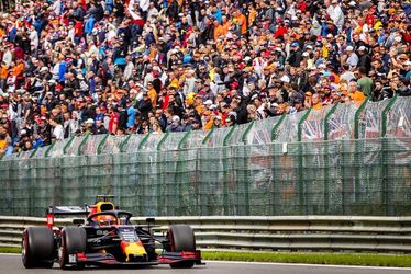 LOL! Fans van Max Verstappen hebben schijt, maar bus wordt teruggestuurd naar Nederland