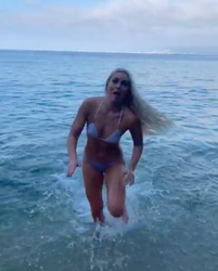 Lindsey Vonn snoert haters in bikini de mond na Baywatch-imitatie op het strand (video)