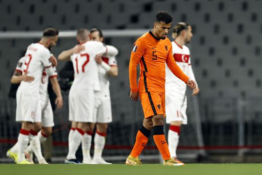 🎥 | Nieuw Burak Yilmaz-drama? Plaaggeest van Oranje slaat met rake penalty weer toe