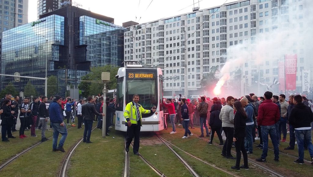 Supporters Besiktas vieren feest in Rotterdam