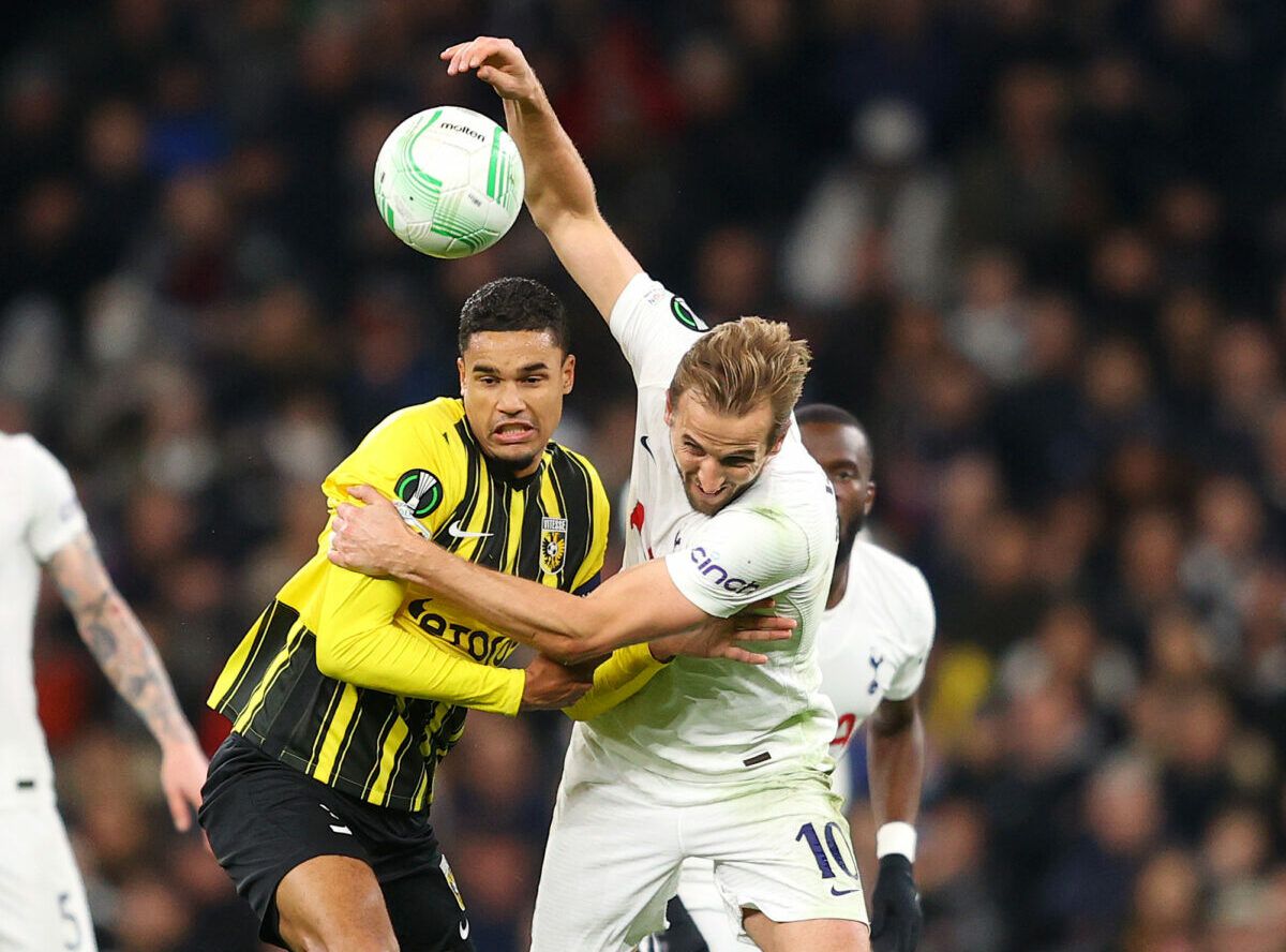 Vitesse-aanvoerder Doekhi schrok zich een hoedje van snelheid Spurs: 'Gebeurde van alles'