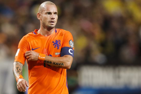 Moeder Sneijder: 'Hoop dat hij weggaat uit Istanbul'
