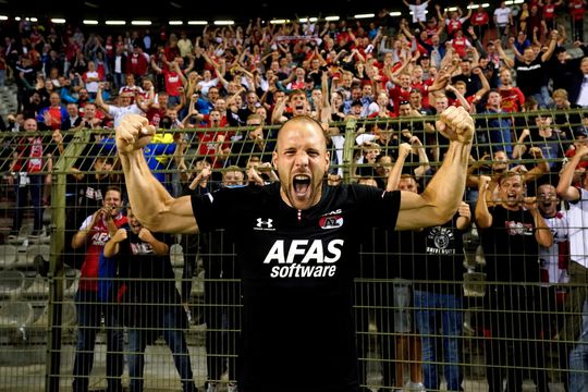 MOOI! Ron Vlaar doet mee aan skippybal-challenge en laat zichzelf beschieten voor het goede doel (video)