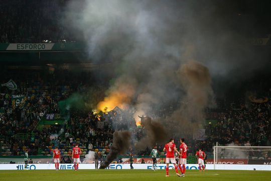 🎥 | Sporting-fans steken stadion zowat in de hens in stadsderby tegen Benfica 🔥